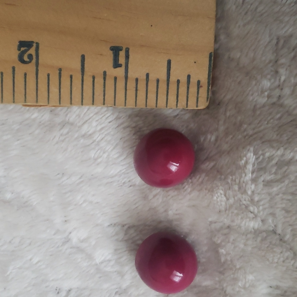 ๐ค 3/$15 Vintage Magenta Button Earrings - Picture 3 of 5